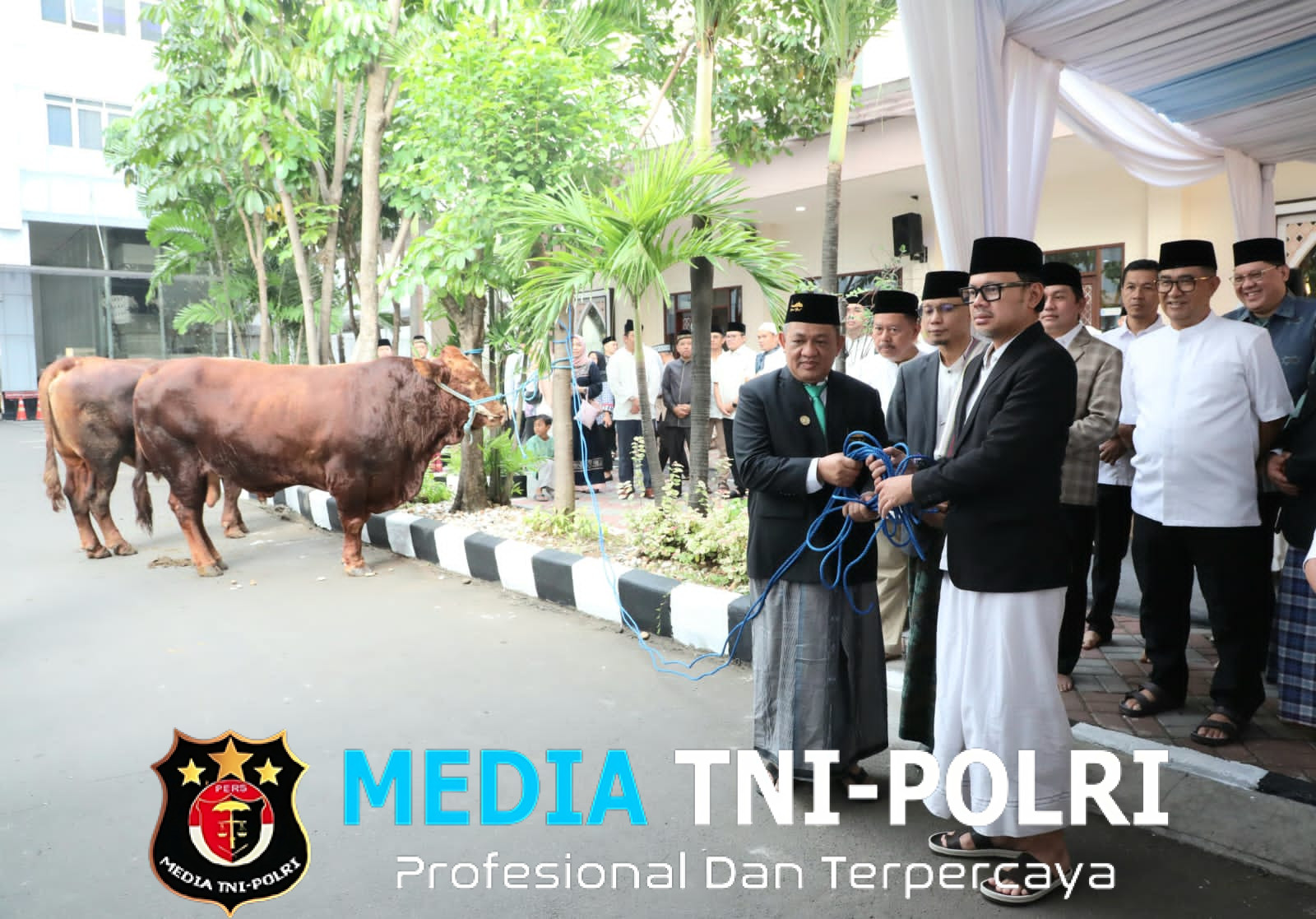 Serahkan Hewan Kurban Kemendagri dan BNPP, Wamendagri Bima Ajak Pegawai Perkuat Kepedulian dan Kebersamaan
