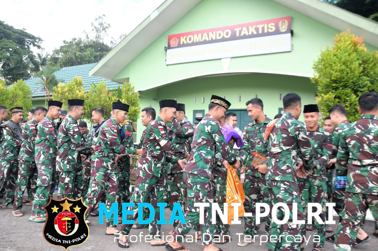 Kebersamaan Satgas Pamtas Yonarmed 11 Kostrad dan Warga Warnai Idul Adha 1446 H di Perbatasan