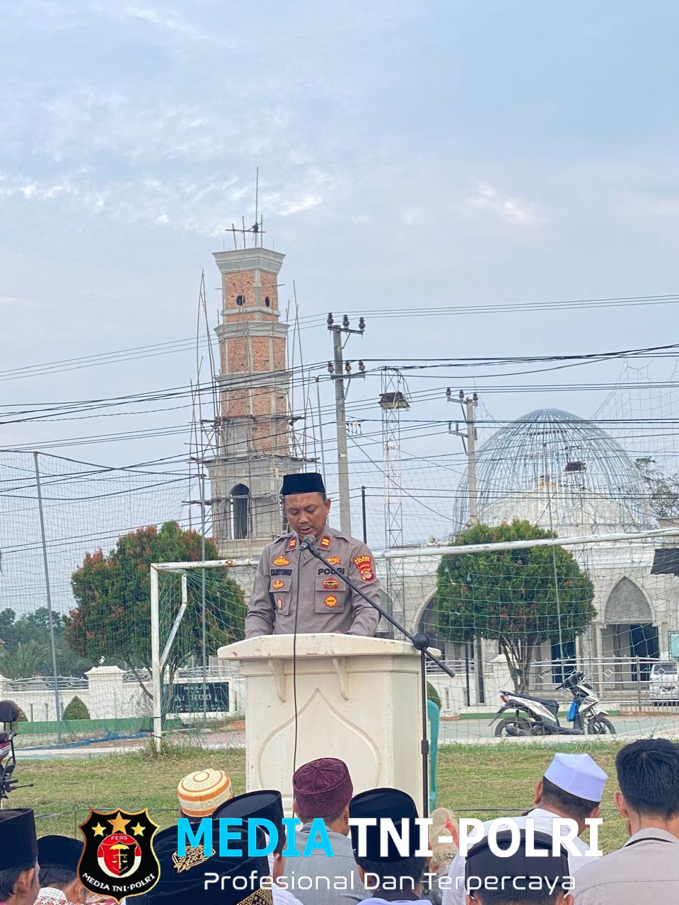 Kapolsek Lambu Kibang Menjadi Khatib Sholat Idul Adha 1446 H / 2025 di Lapangan Merdeka