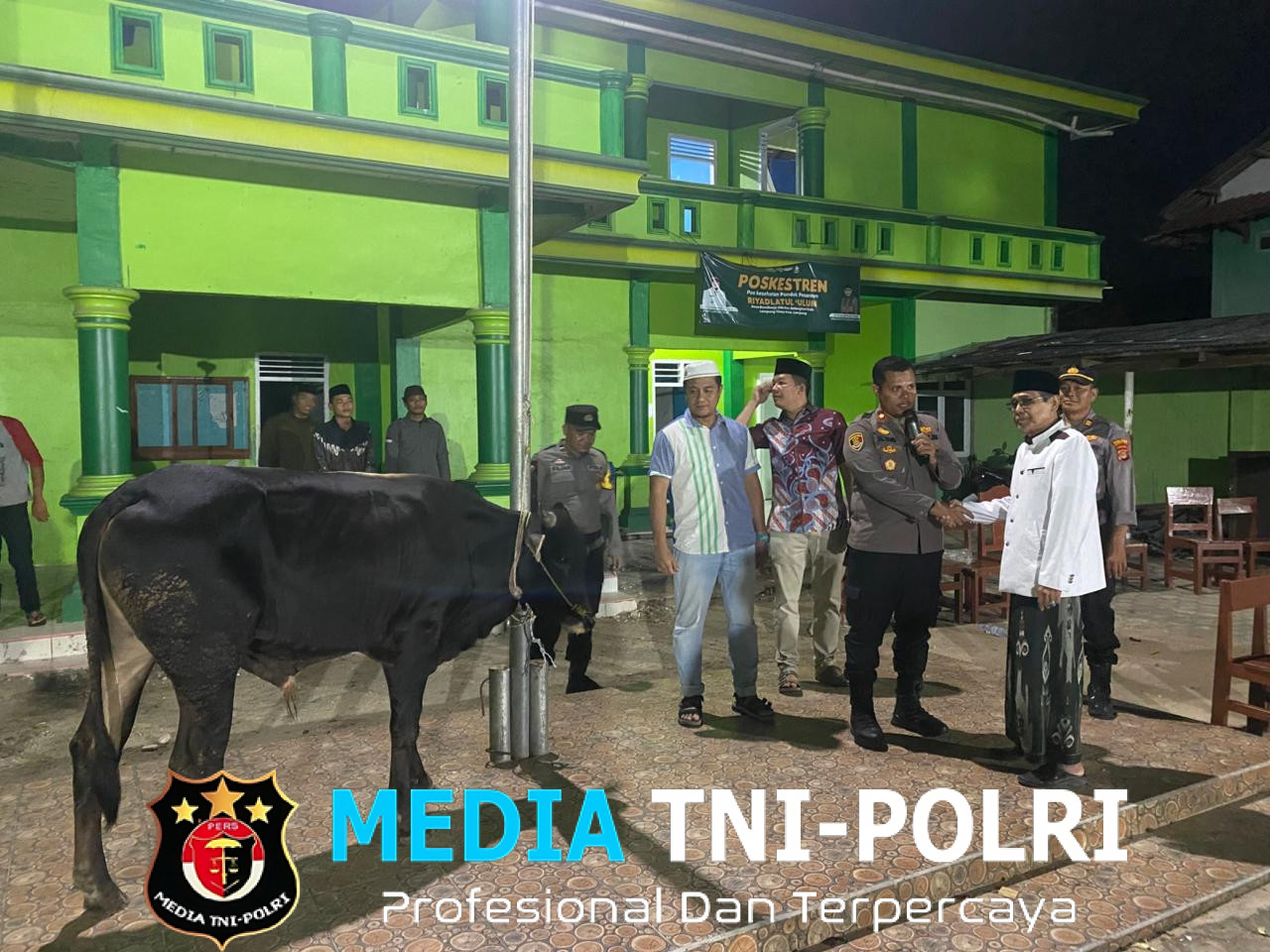 Polres Lampung Timur Serahkan Hewan Kurban ke Ponpes Riyadlatul Ulum Bumiharjo