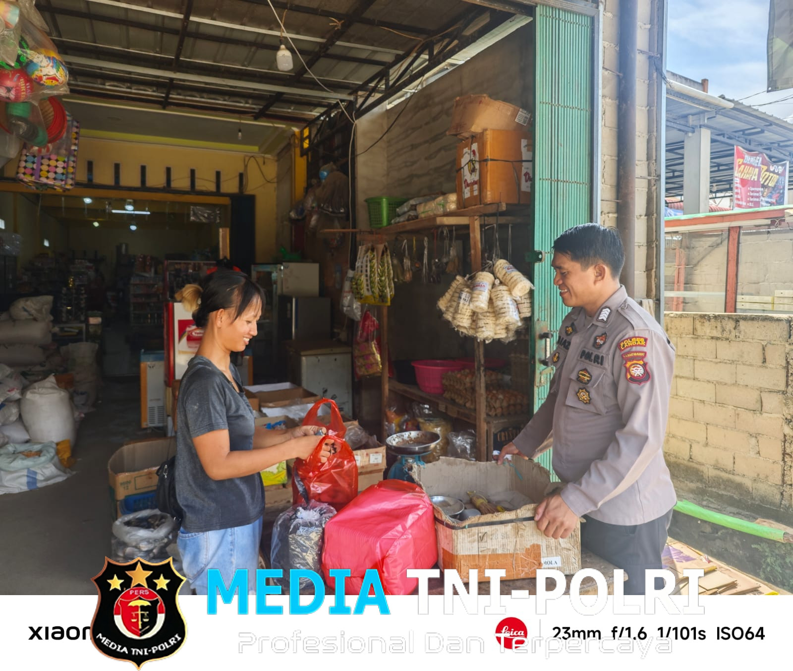 Meski Hari Libur, Polsek Sengah Temila Tetap Siaga Laksanakan Patroli, Temui Warga dan Sampaikan Pesan Kamtibmas