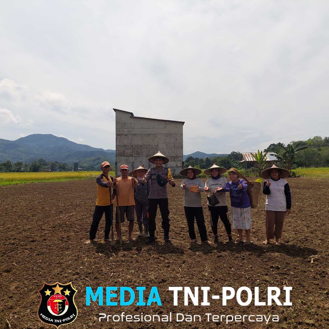 Dukung Ketahanan Pangan, Bintara Penggerek Tanam Jagung bersama Poktan