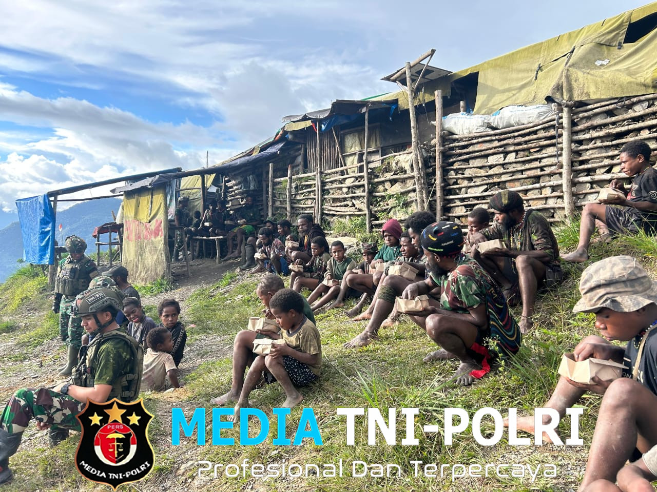 Tangan-Tangan Prajurit, Hati yang Merakyat dan Kisah Heroik Satgas TNI di Kampung Wombru