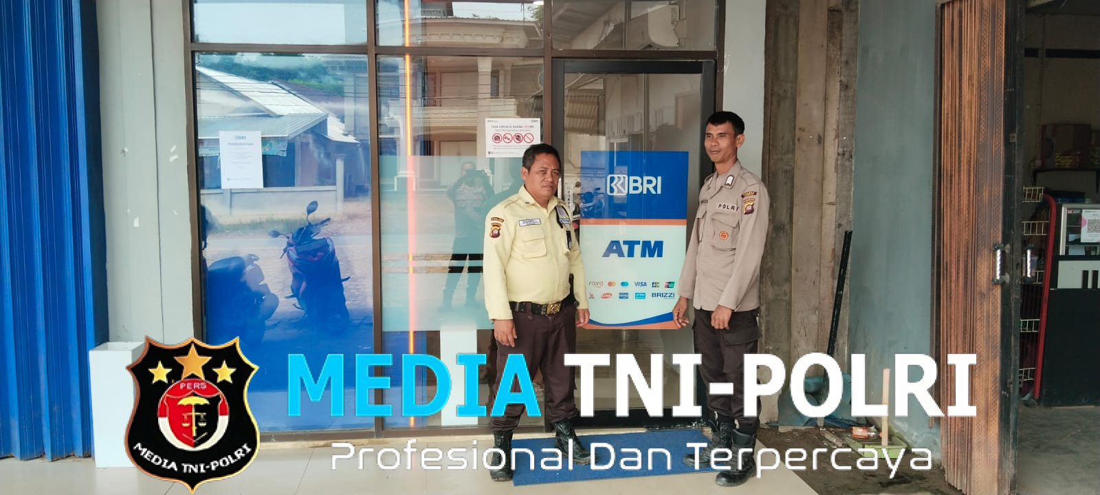Patroli Siang, Anggota Polsek Sengah Temila Sapa Warga dan Satpam Bank