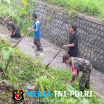 Gotong Royong Babinsa Klampok dan Warga Bersihkan Sungai Untuk Cegah Banjir dan Jaga Lingkungan