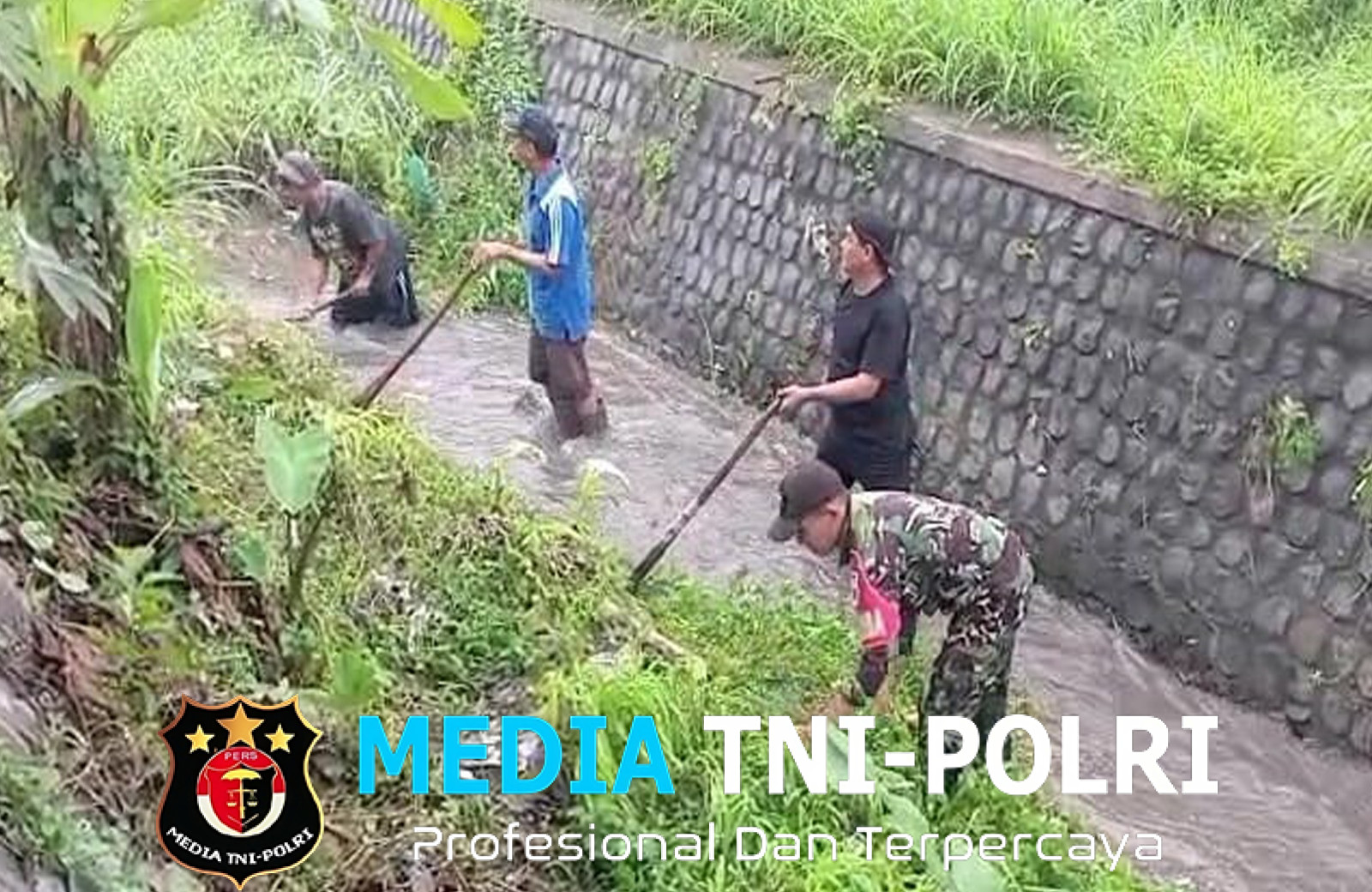 Gotong Royong Babinsa Klampok dan Warga Bersihkan Sungai Untuk Cegah Banjir dan Jaga Lingkungan