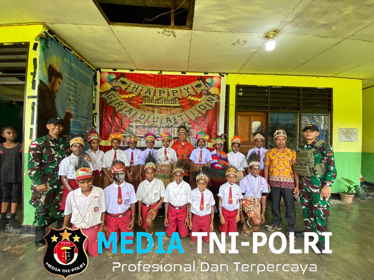 Satgas Yonif 131/Brajasakti Hadiri Momen Kelulusan Siswa SD YPPK Wembi di Perbatasan Papua