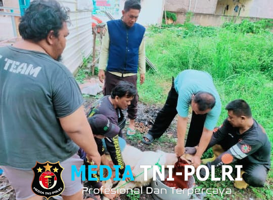 Walaupun Hujan Deras Unit Reaksi Cepat(URC CIKARANG) Giat Motong dan Bagikan Daging Qurban Kepada Warga Sekitar Bescam