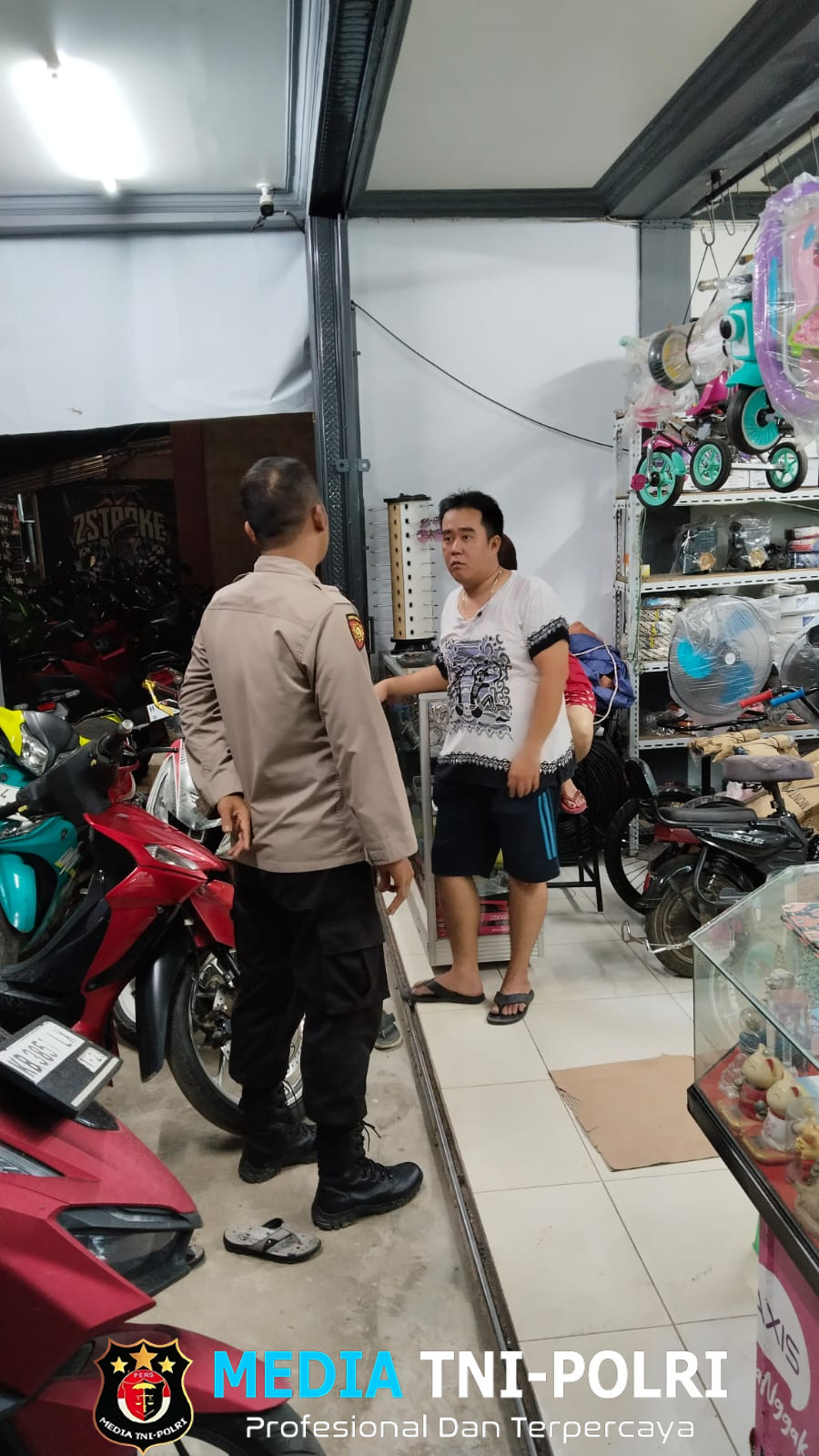 Polisi Sambangi Warga Ajak Jaga Kamtibmas Saat Patroli Malam