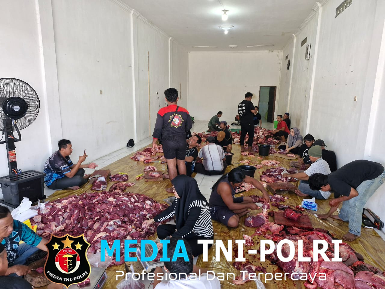 Pasar Al-Kamal Sampit Bersama Media TNI-POLRI dan Media Nusantara Raya Sembelih Lima Ekor Hewan Kurban