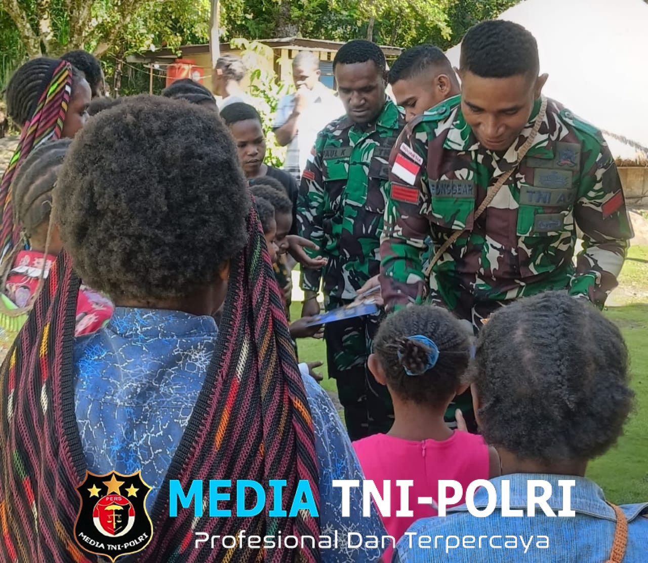 Satgas Yonif 521/DY Satu Iman dan Jemaat Bersujud dalam Damai di Gereja Katolik Stasi Santo Paulus Tanah Walesi