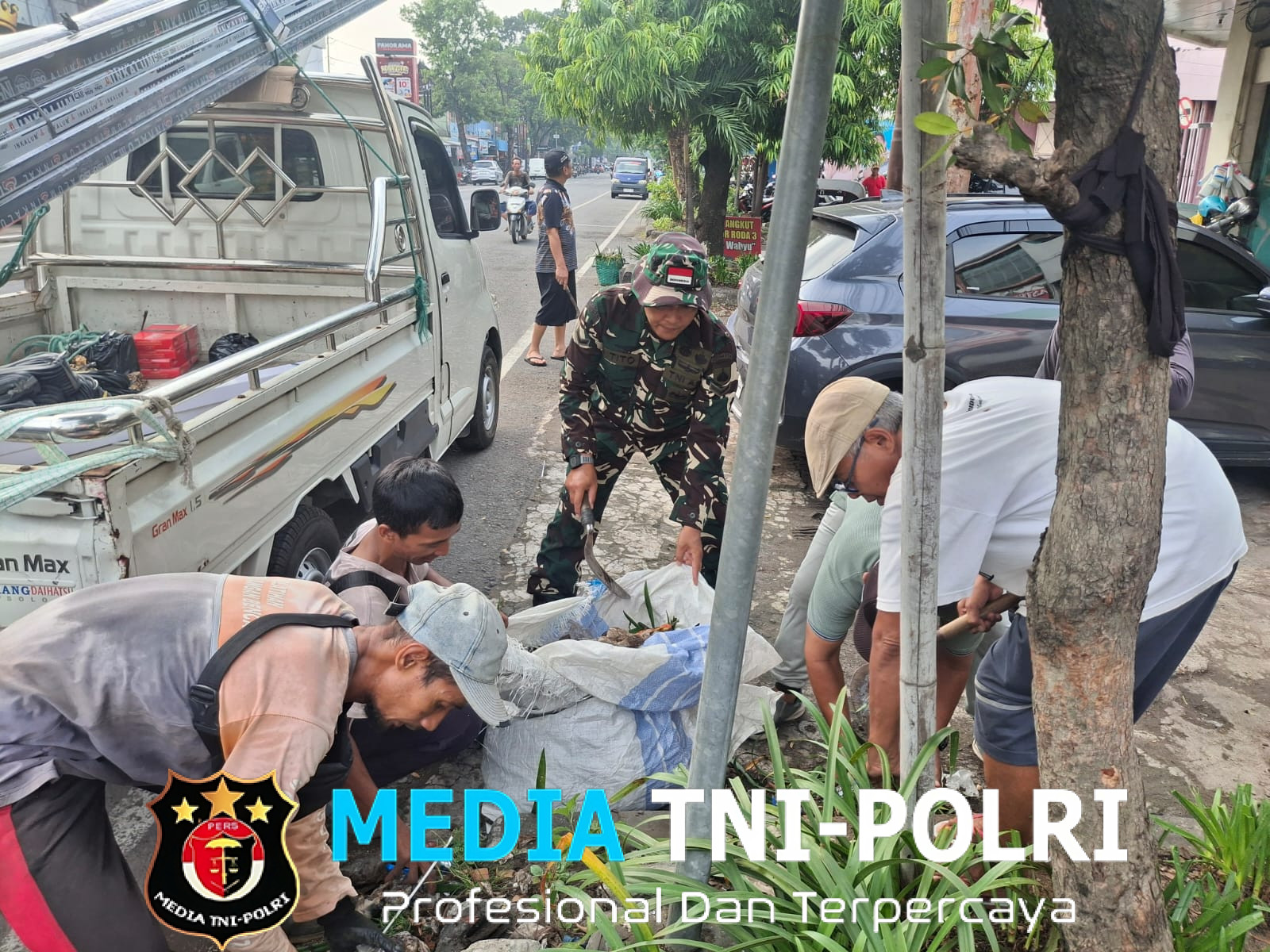 Aksi Babinsa Danukusuman, Guyup Rukun Bersama Warga Masyarakat Ciptakan Lingkungan yang Bersih Sehat dan Indah