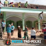 Membangun Kerukunan Dan Kebersamaan, Babinsa Karangsono Bersama Warga Gotong Royong Perehaban Masjid Baitun Nur