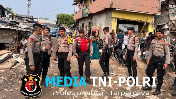 Polda Metro Kawal Distribusi Bantuan Korban Kebakaran Penjaringan