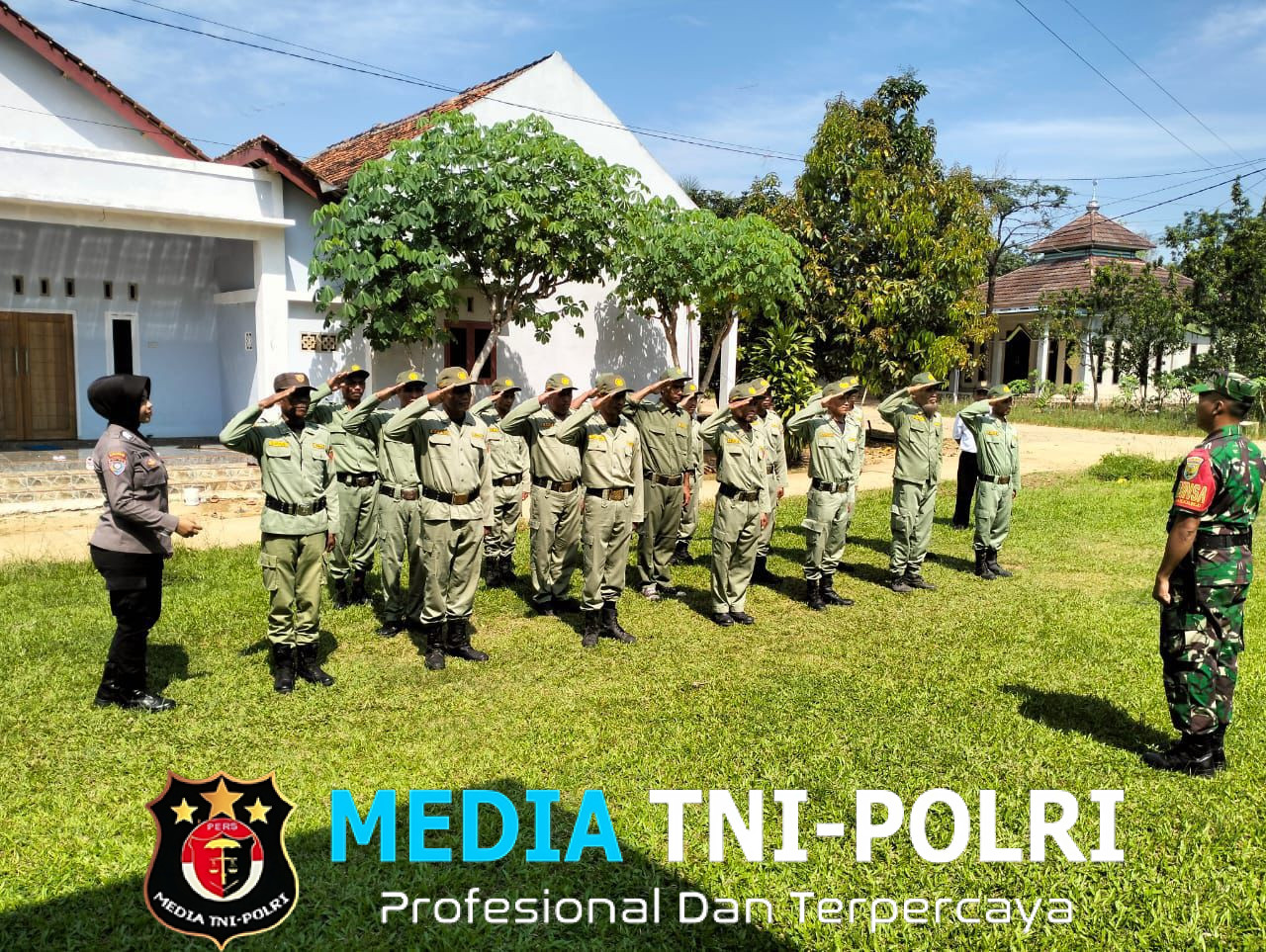 Sinergitas TNI-Polri, Bhabinkamtibmas Polsek Kalirejo Bersama Babinsa Berikan Pembinaan kepada Linmas