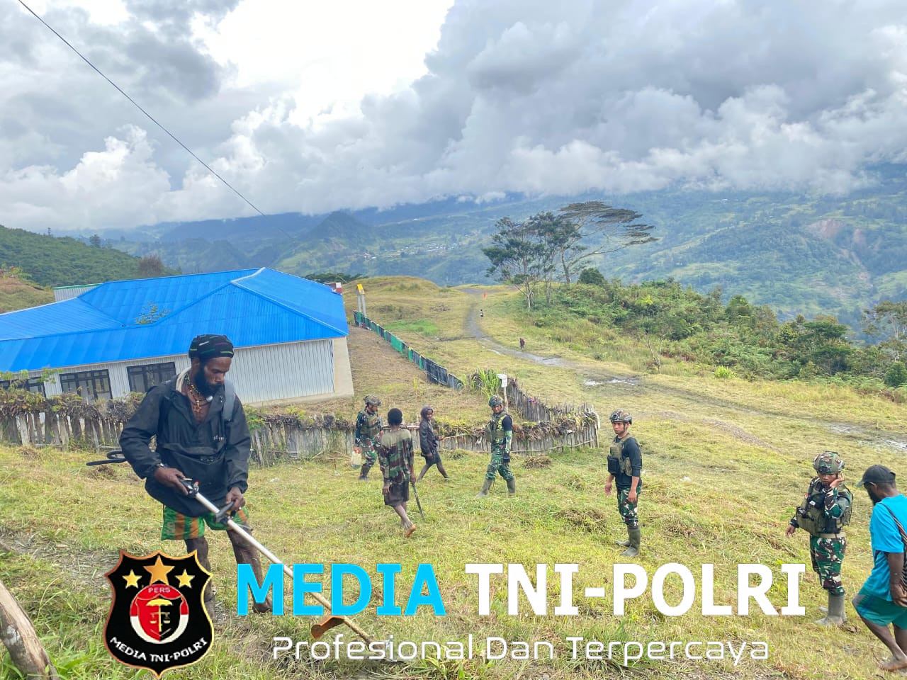 Satgas TNI Berjibaku Bersama Warga, Siapkan Lokasi Bakar Batu dengan Semangat Kebersamaan di Kampung Wombru