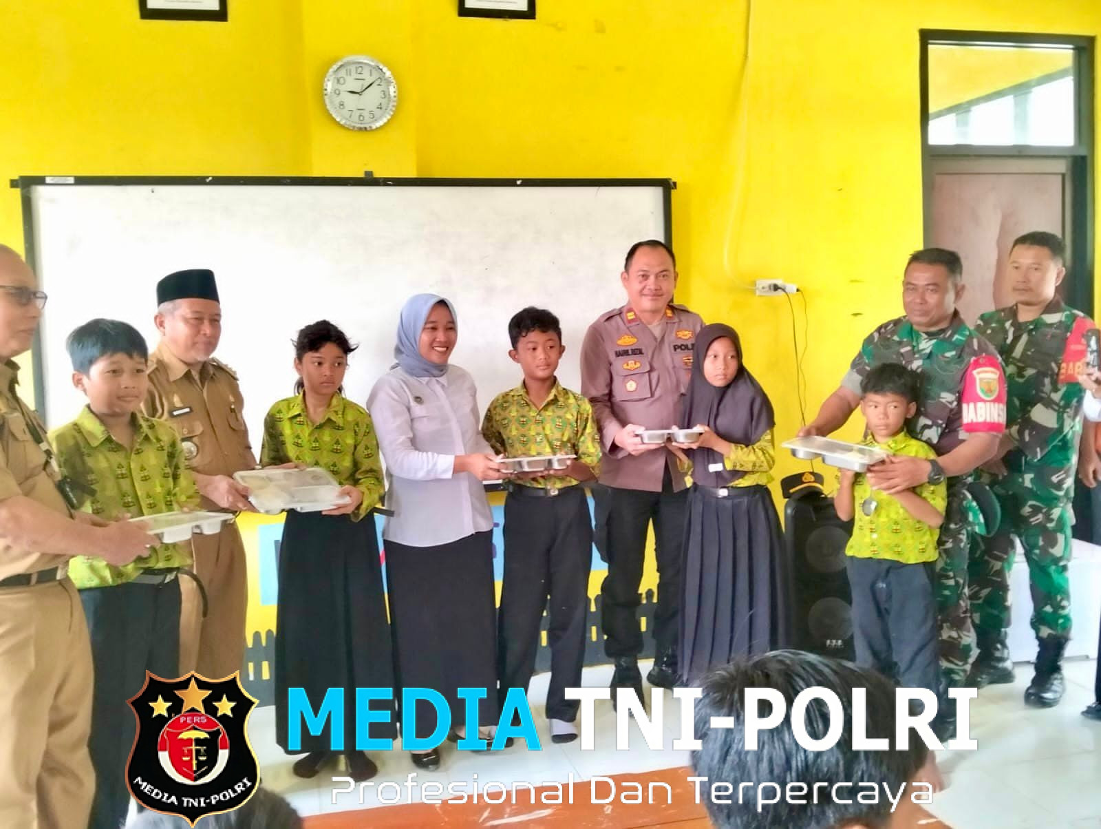 Dukung Asta Cita Presiden RI, Kapolsek Seputih Banyak Hadiri Launching Program MBG