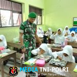 Sukseskan Program Pemerintah, Babinsa Koramil 19/Purwantoro Dampingi Pelaksanaan MBG untuk Anak Sekolah