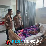 Kapolsek Cibarusah Berikan Perhatian Kepada Karyawan yang Sakit