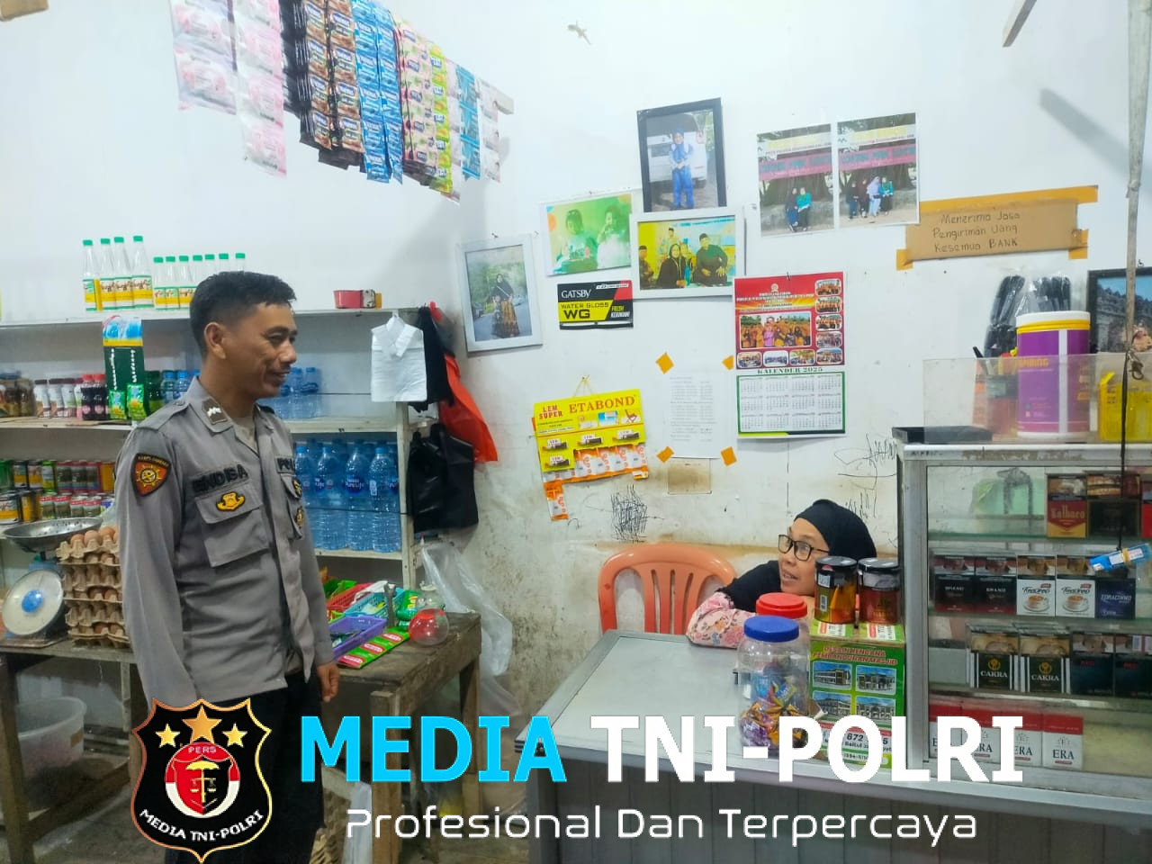 Patroli Humanis Polsek Mandor, Polisi Ngobrol Santai Sampaikan Pesan Kamtibmas