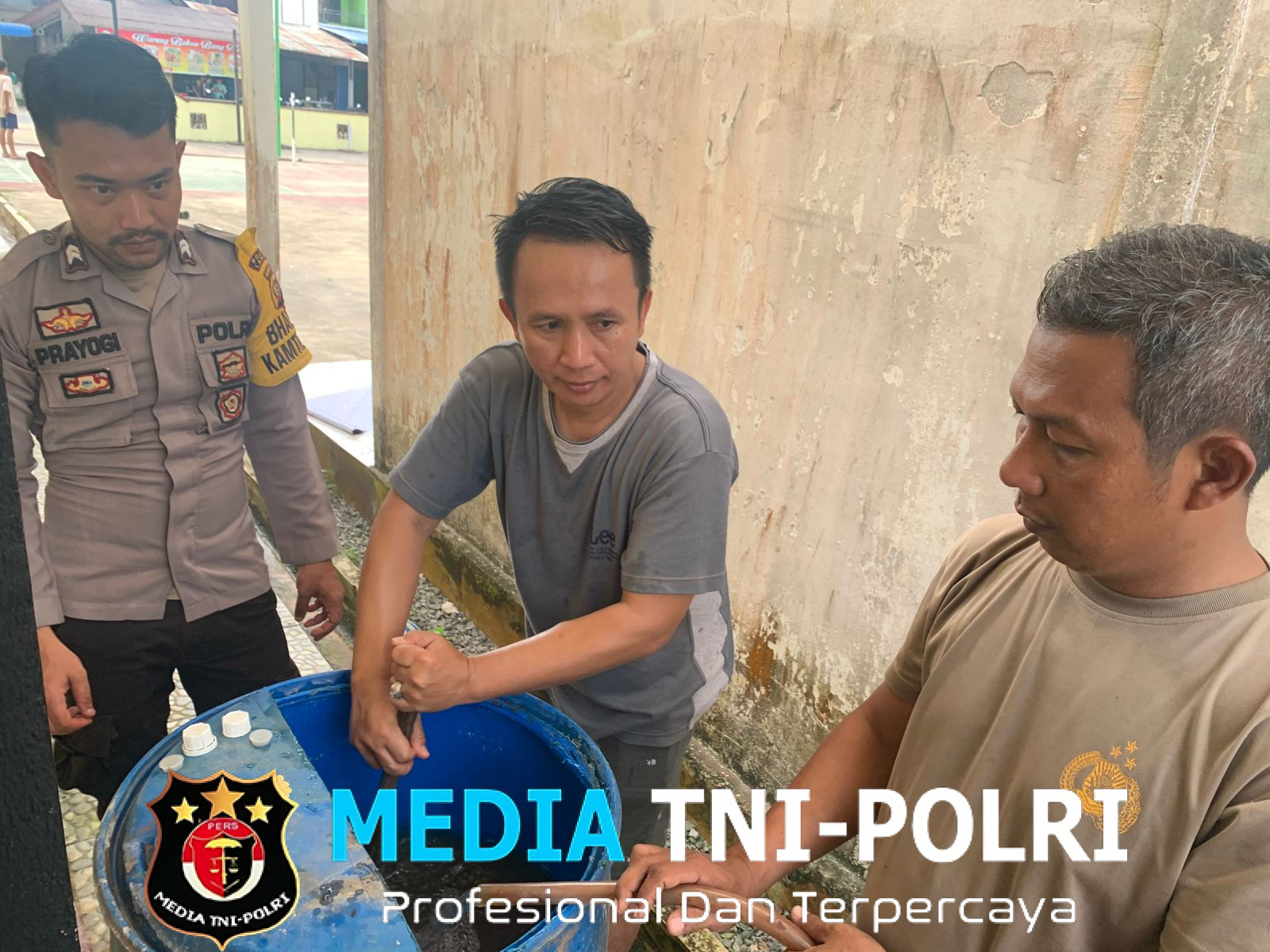 Polsek Mempawah Hulu Lakukan Pembuatan Pupuk MIGO (Mikroba Indotani)