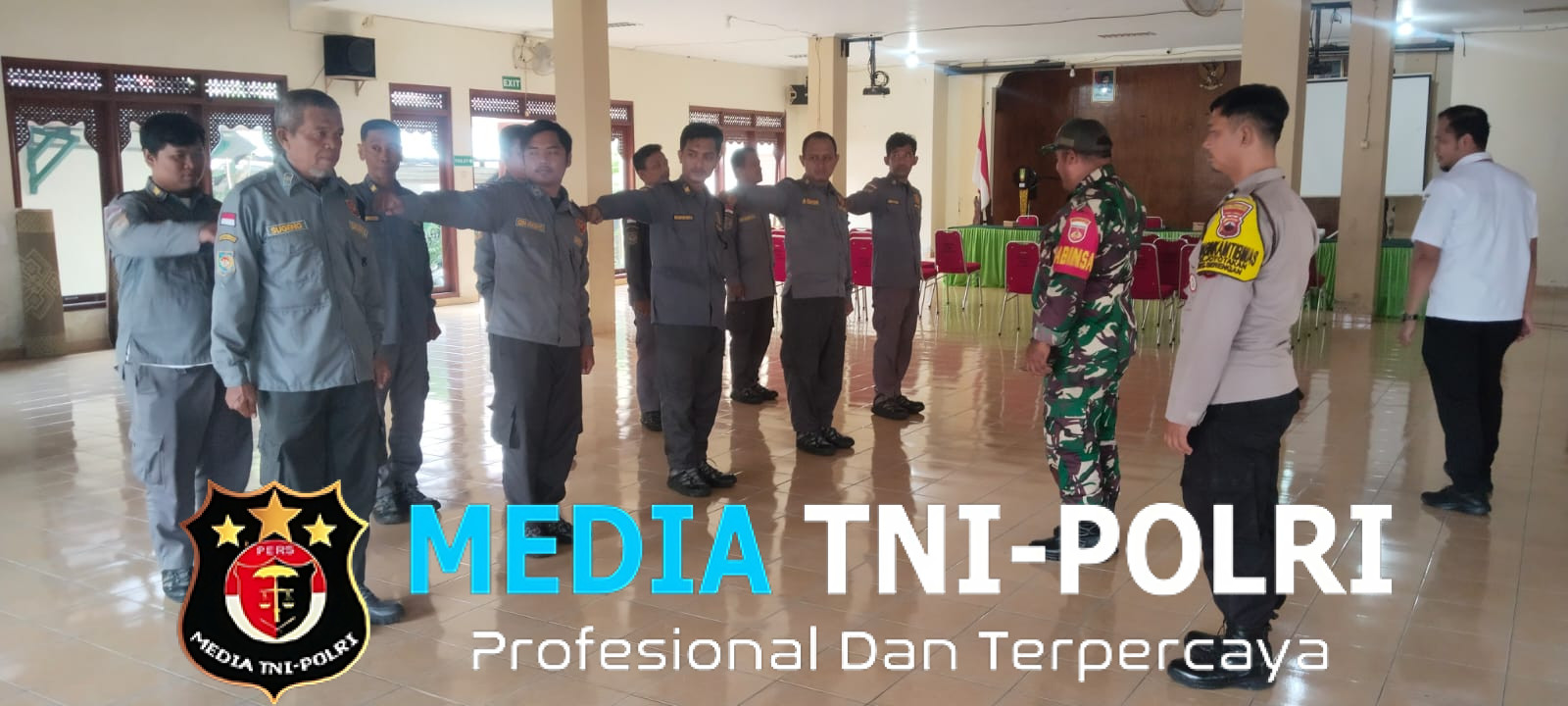 Tingkatkan Kemampuan Disiplin, Babinsa Joyotakan Latih PBB kepada Linmas