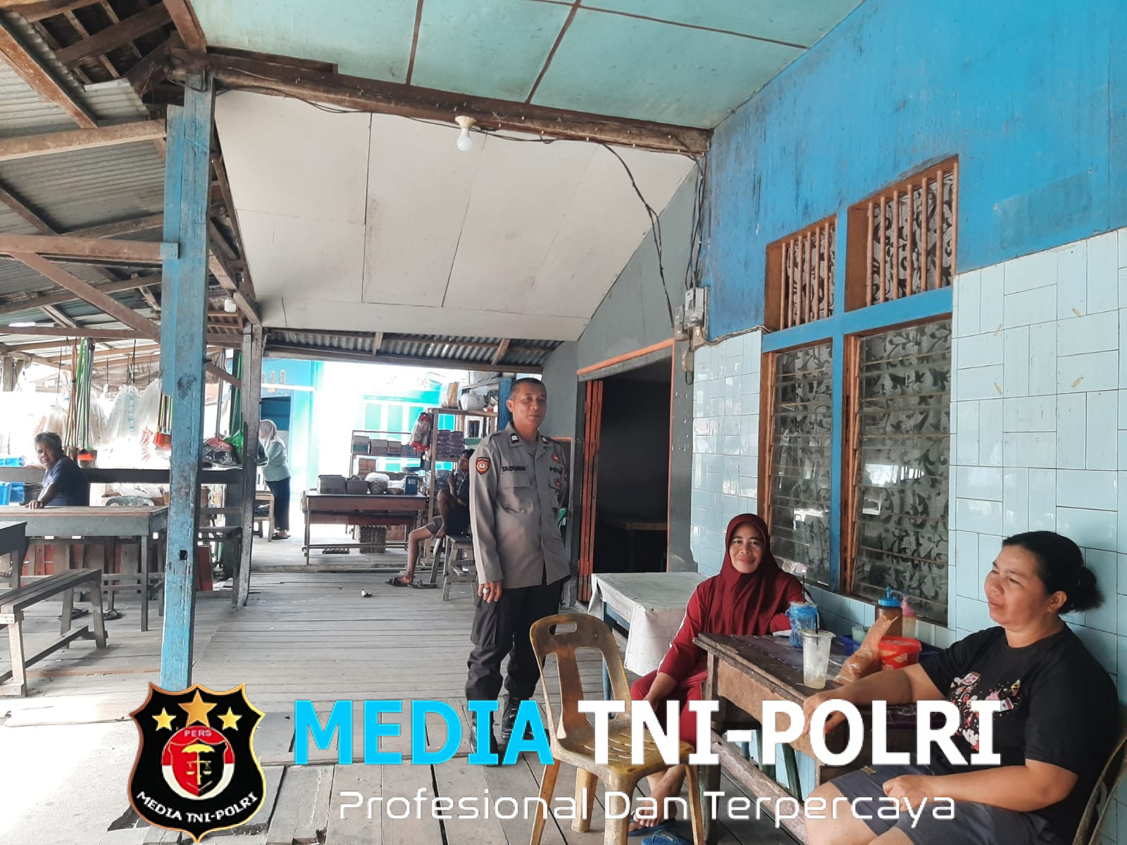 Dekatkan Diri dengan Warga, Patroli Siang Polsek Mandor Sapa Masyarakat Secara Humanis