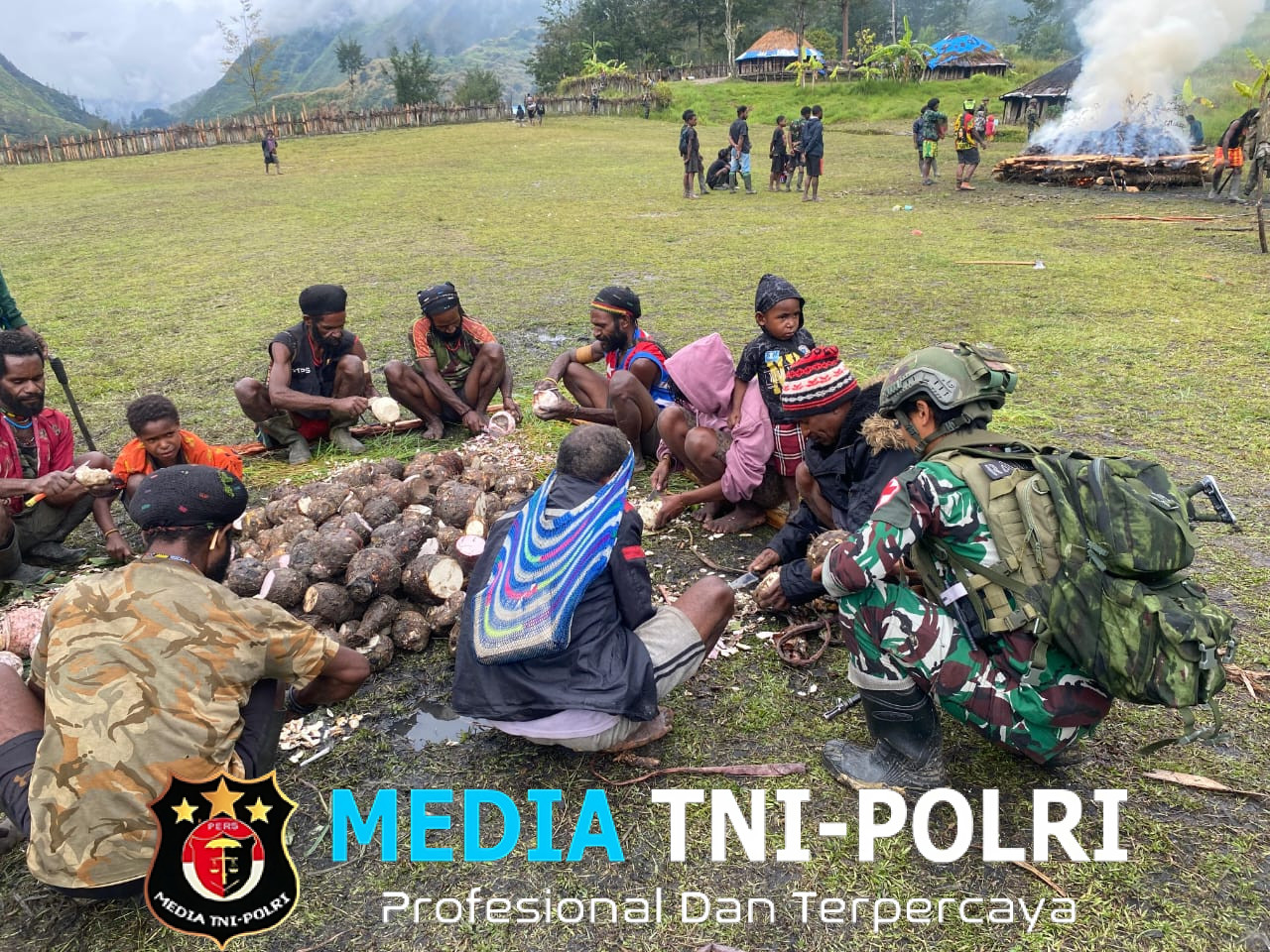 Bersama Rakyat Sampai Akhir TNI Hadiri Tradisi Bakar Batu, Bukti Cinta di Tanah Papua