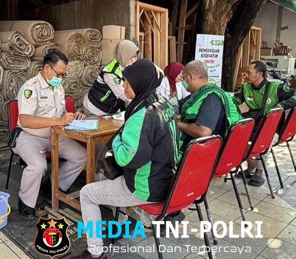 Biddokkes Polda Jatim Gelar Bakti Kesehatan Berkah Bagi Ribuan Ojol di Hari Bhayangkara ke 79