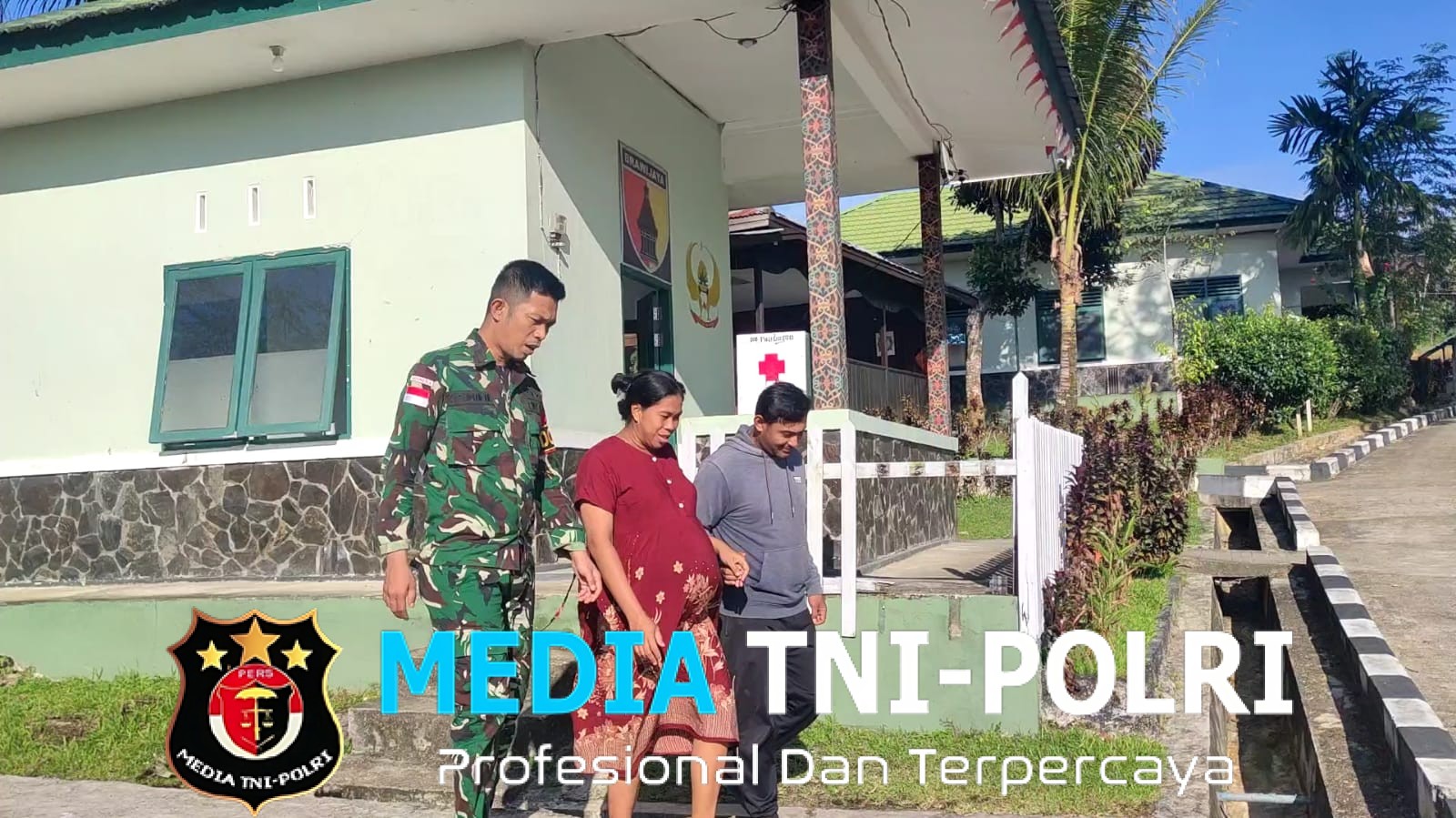 Aksi Kemanusiaan, Prajurit Satgas Pamtas RI-Malaysia Yonkav 3/AC Bantu Evakuasi Ibu Hamil