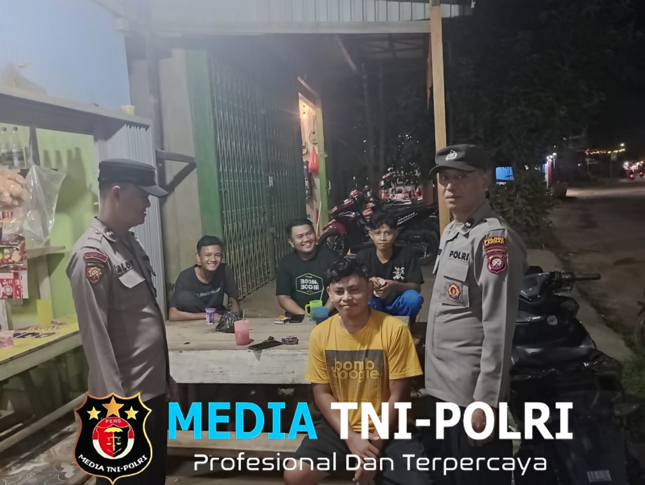 Rutin Laksanakan Patroli Malam Hari Samapta Polsek Menyuke Sambangi Warga