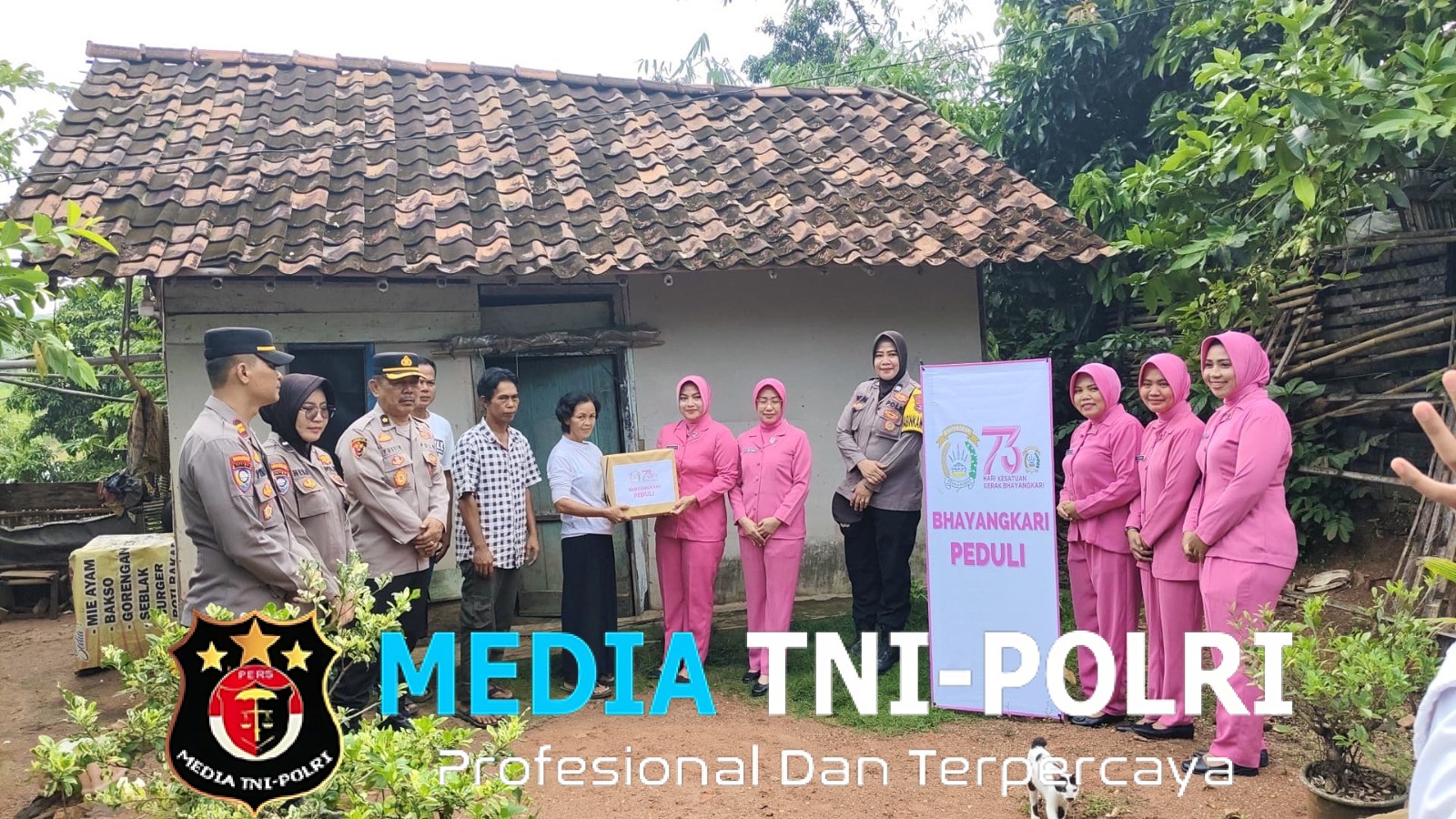 Polri Untuk Masyarakat, Polres Lampung Tengah Bersama Bhayangkari Salurkan Bantuan Sosial Kepada Warga Kurang Mampu