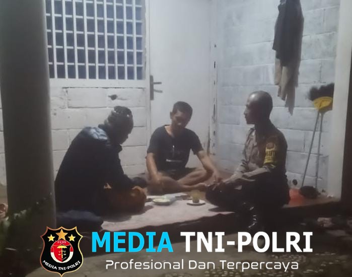 Bhabinkamtibmas Polsek Cisarua Cek Pos Keamanan Lingkungan, Himbau Warga Tingkatkan Kewaspadaan