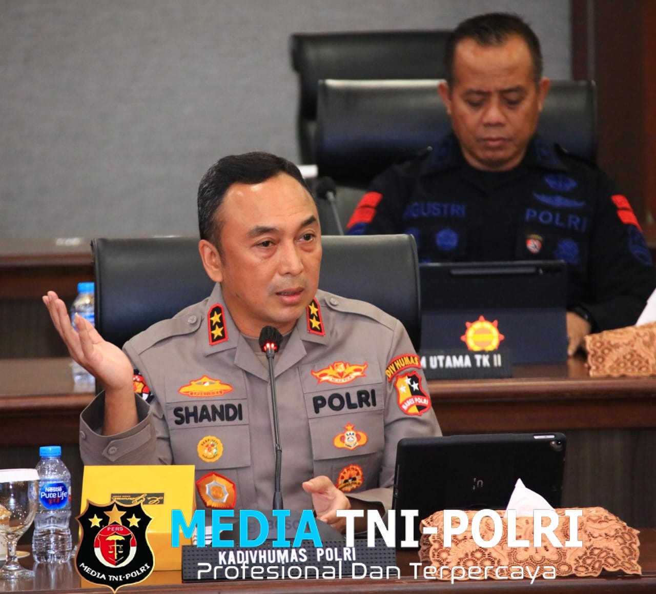 Kapolri Berikan Pelayanan Kesehatan Gratis Bagi Ribuan Orang Hari Ini