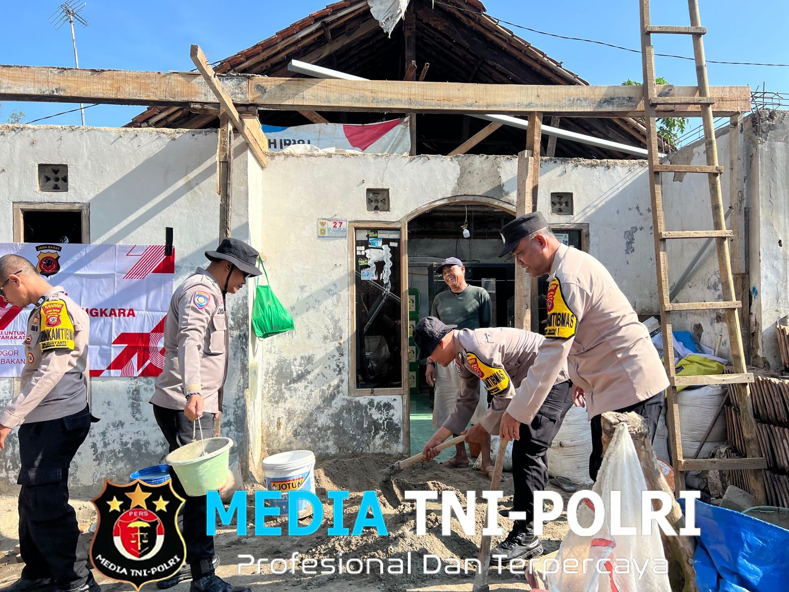 Polsek Babakan Madang Laksanakan Bakti Sosial dan Bedah Rumah Warga dalam Rangka HUT Bhayangkara ke-79