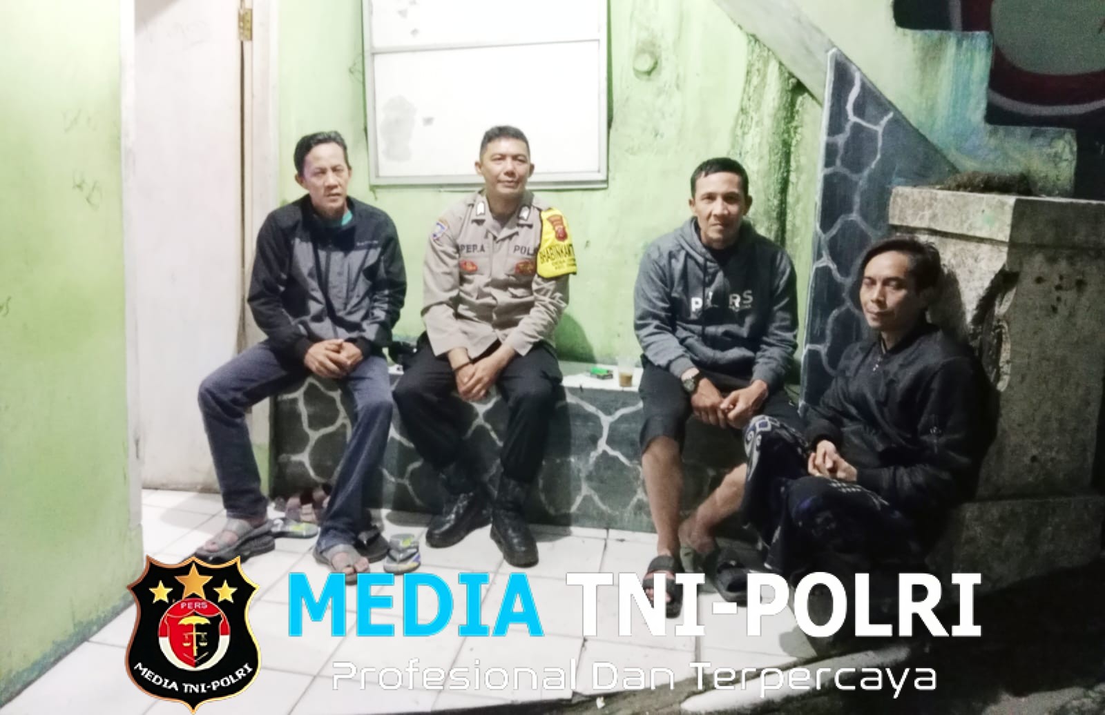 Bhabinkamtibmas Polsek Cisarua Polres Bogor Kontrol Siskamling dan Sampaikan Pesan Kamtibmas