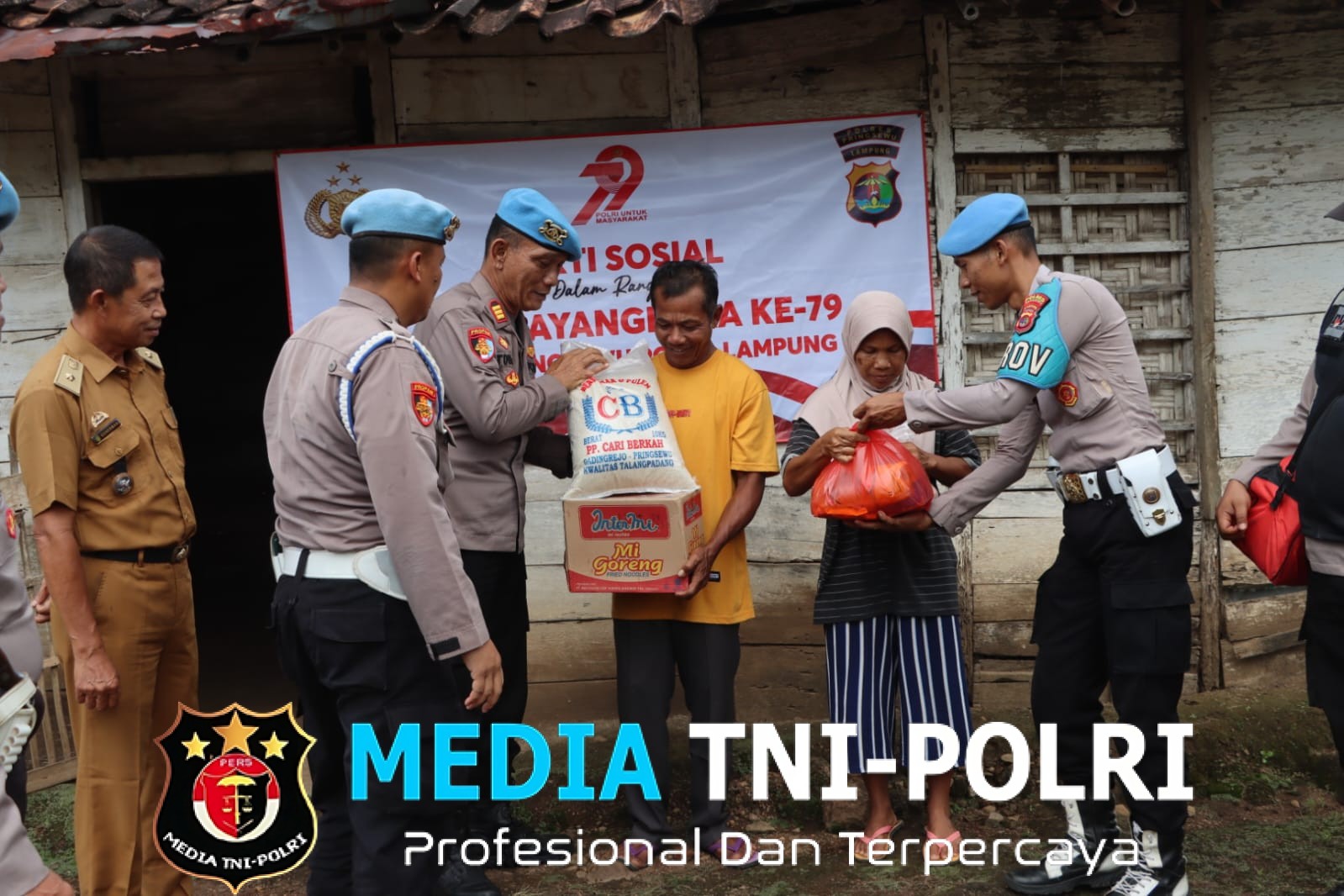Sambut Hari Bhayangkara ke-79, Seksi Propam Polres Pringsewu Salurkan Bansos dan Layanan Kesehatan bagi Warga Kurang Mampu