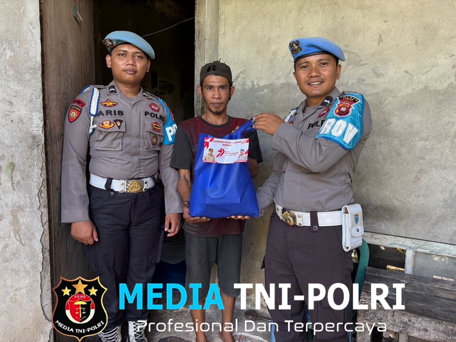 Propam Polres Landak Bagikan Bansos untuk Warga Kurang Mampu dalam Rangka HUT Bhayangkara ke-79