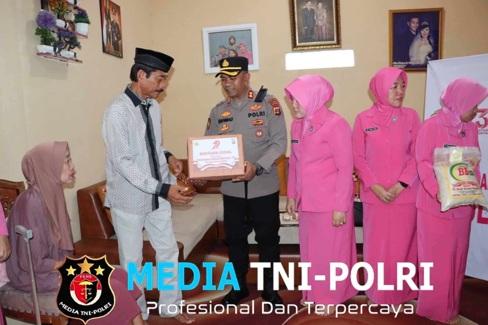 Polres Tanggamus Gelar Anjangsana ke Purnawirawan dan Warakawuri Sambut Hari Bhayangkara ke-79 di Sejumlah Kecamatan