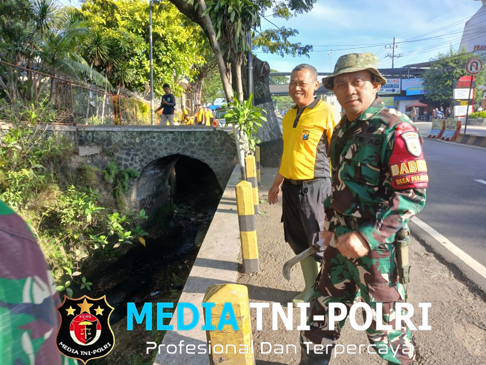 TNI Hadiri Kegiatan Bersih-Bersih Fasilitas Umum di JTP III Desa Beji, Junrejo