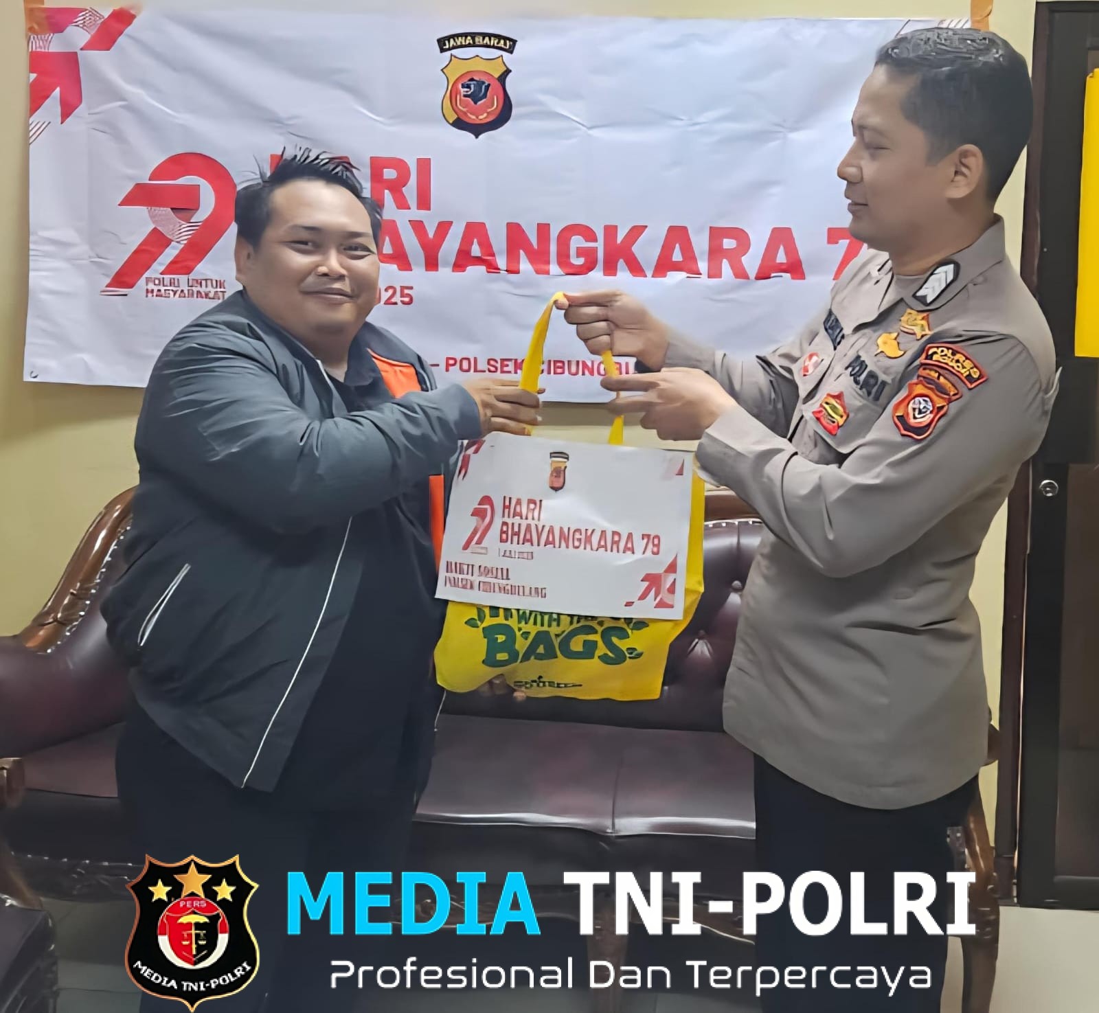Kapolsek Cibungbulang Bersama Personel Gelar Baksos dalam Rangka Hari Bhayangkara ke-79