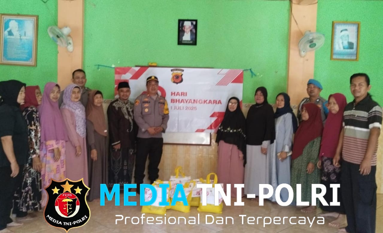 Polsek Cijeruk Gelar Bakti Sosial Penyerahan Sembako Dalam Rangka HUT Bhayangkara ke – 79 di Desa Ciburayut