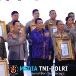 Kapolri Berikan Penghargaan Pembangunan Zona Integritas WBK Kepada Divisi Humas Polri