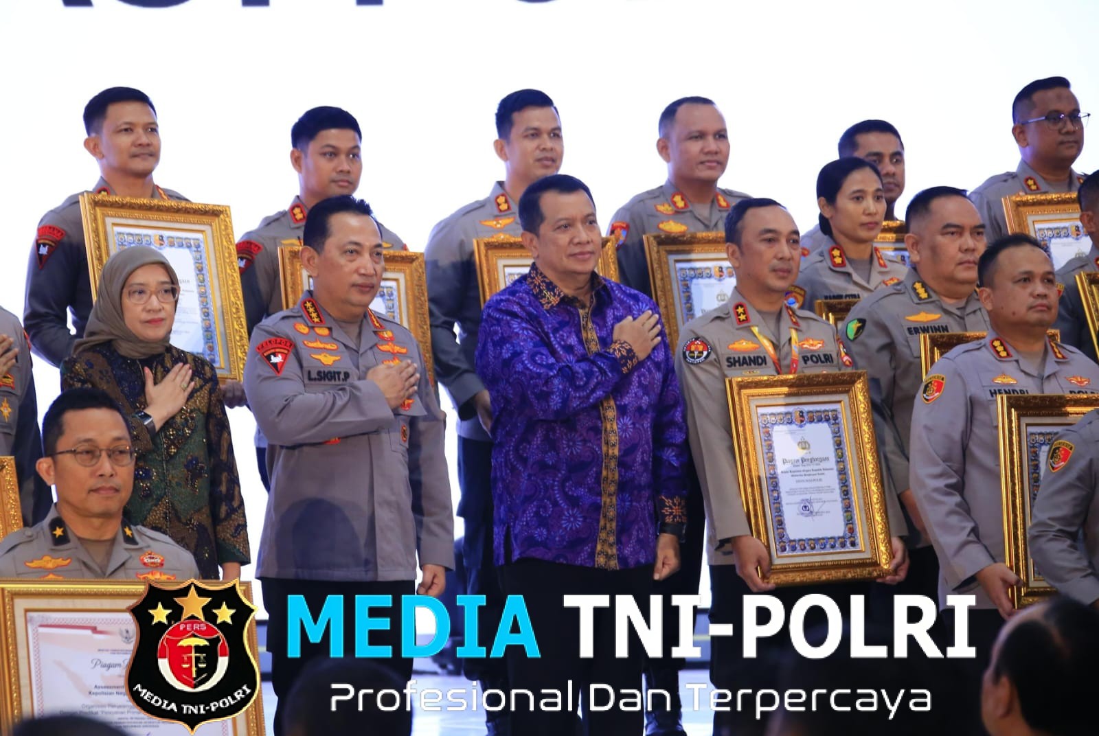 Kapolri Berikan Penghargaan Pembangunan Zona Integritas WBK Kepada Divisi Humas Polri