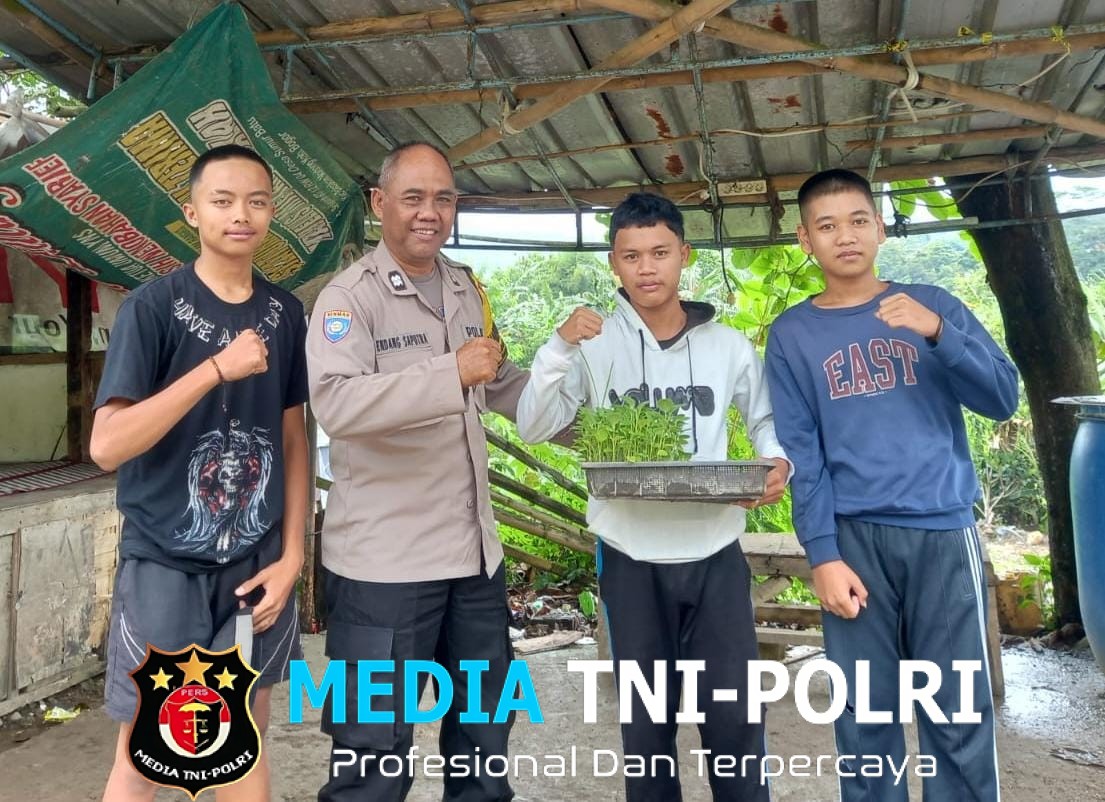 Giat Sambang Warga Bhabinkamtibmas Polsek Babakan Madang Bagikan Bibit Tanaman untuk Dukung Ketahanan Pangan