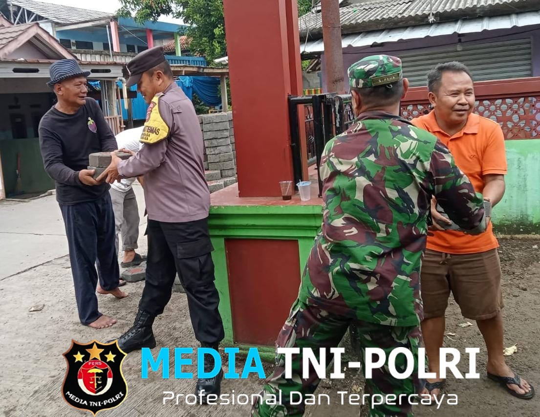 Sinergitas TNI-Polri Laksanakan Kerja Bakti Bersama Warga Ajak Kamtibmas Yang Kondusif Di Lingkungan