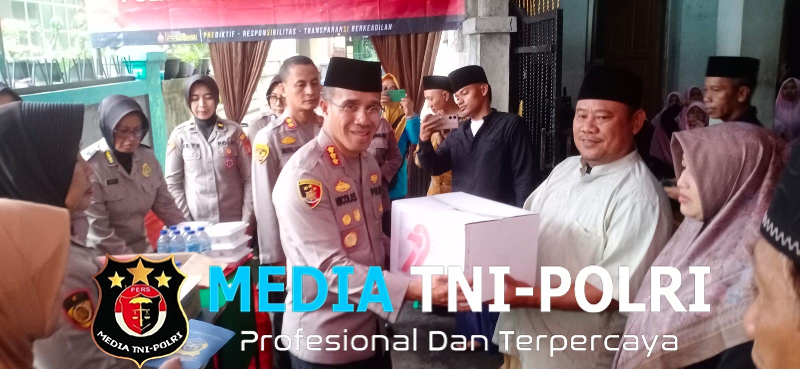 Kapolres Metro Jakarta Timur Gelar Bakti Sosial di Ponpes Darul Ilmi Al Wafi, Bagikan 300 Paket Makanan Gratis untuk Santri