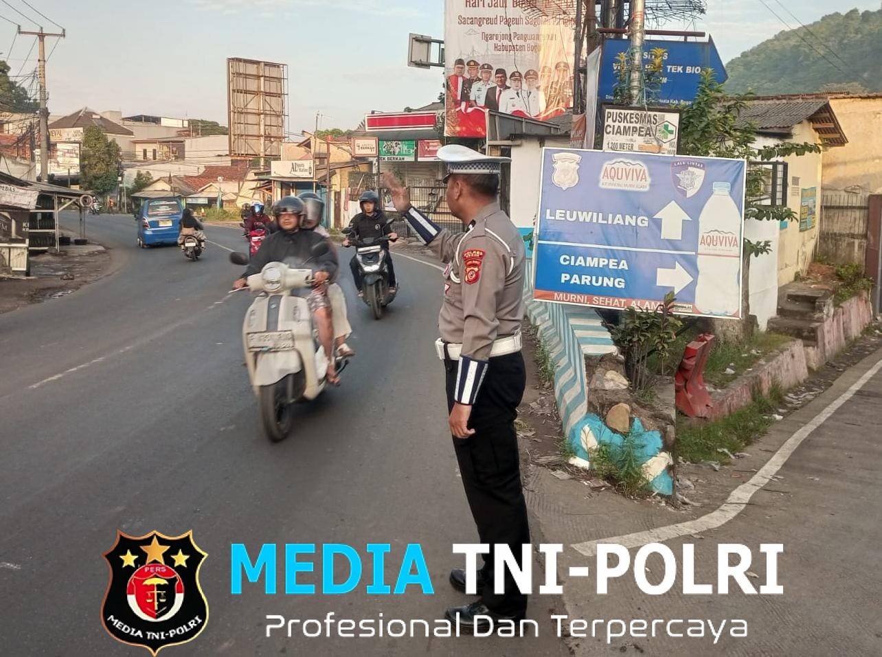 Anggota Polsek Ciampea Polres Bogor Laksanakan Pengaturan Lalu Lintas Pagi Untuk Wujudkan Kamseltibcarlantas