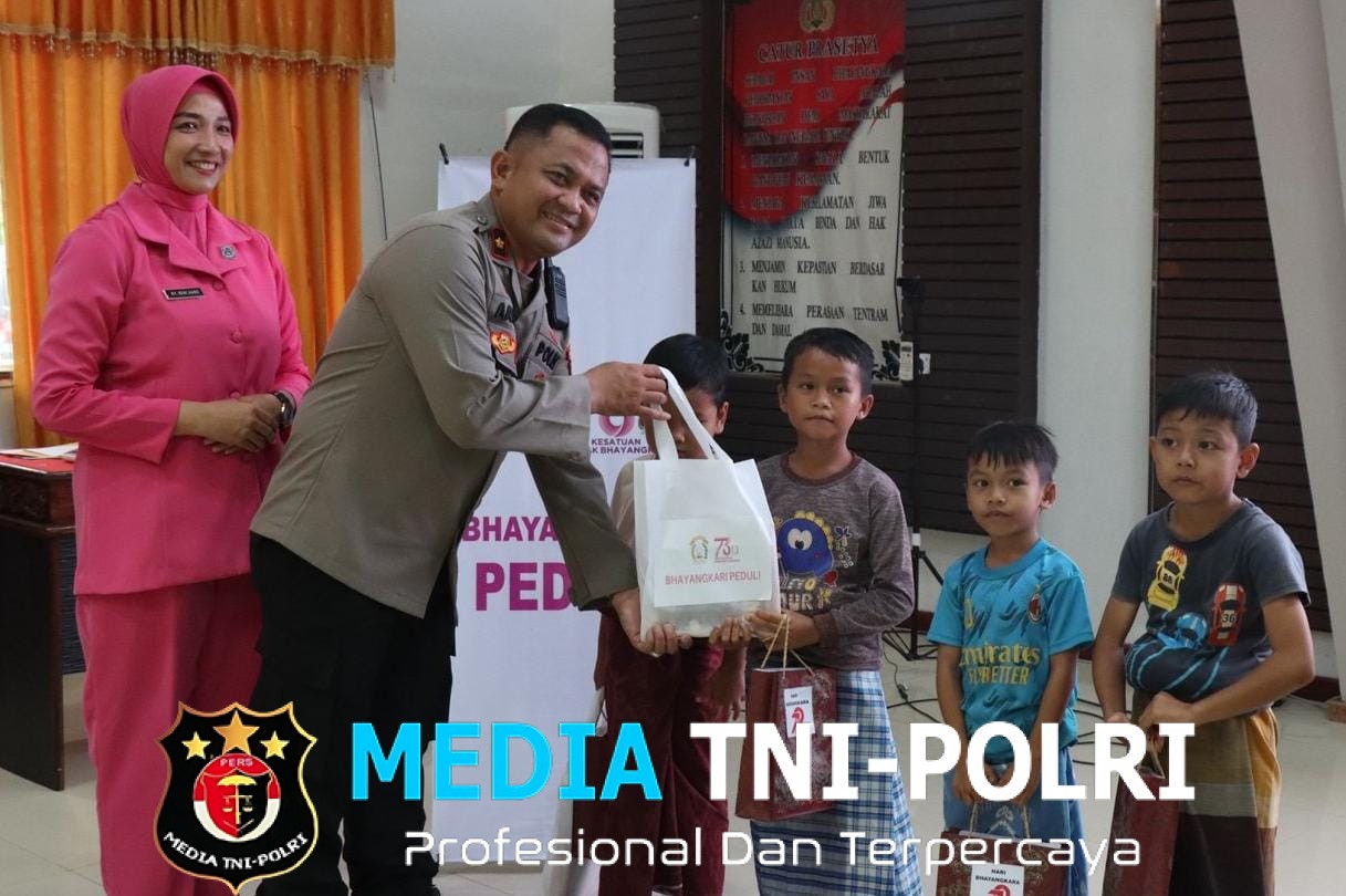 Polres Melawi Lakukan Kegiatan Bakti Kesehatan “Sunatan Massal” Dalam Rangka Hari Bhayangkara Ke 79 Polres Melawi