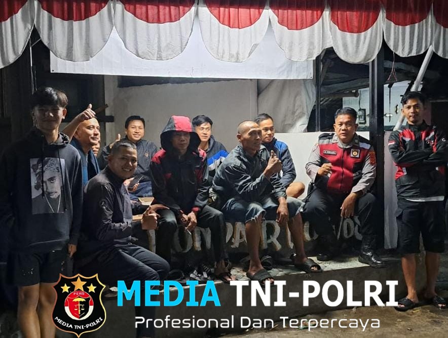 Gencarkan Patroli Malam  Bhabinkamtibmas Polsek Ciampea Kontrol Pos Ronda Berikan Pembinaan dan Penyuluhan Kamtibmas 